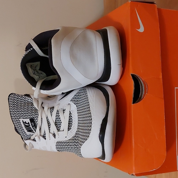 Nike FREE 4.0 V4, MENS 11, WHITE AND BLACK - Picture 2 of 3